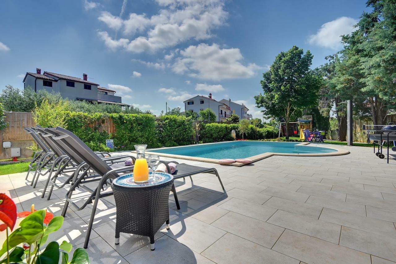 Villa Andrija Family Dream With Heated Pool At The Sea With Beautiful Garden, Outside Cinema And Kids Playground Fažana Екстериор снимка