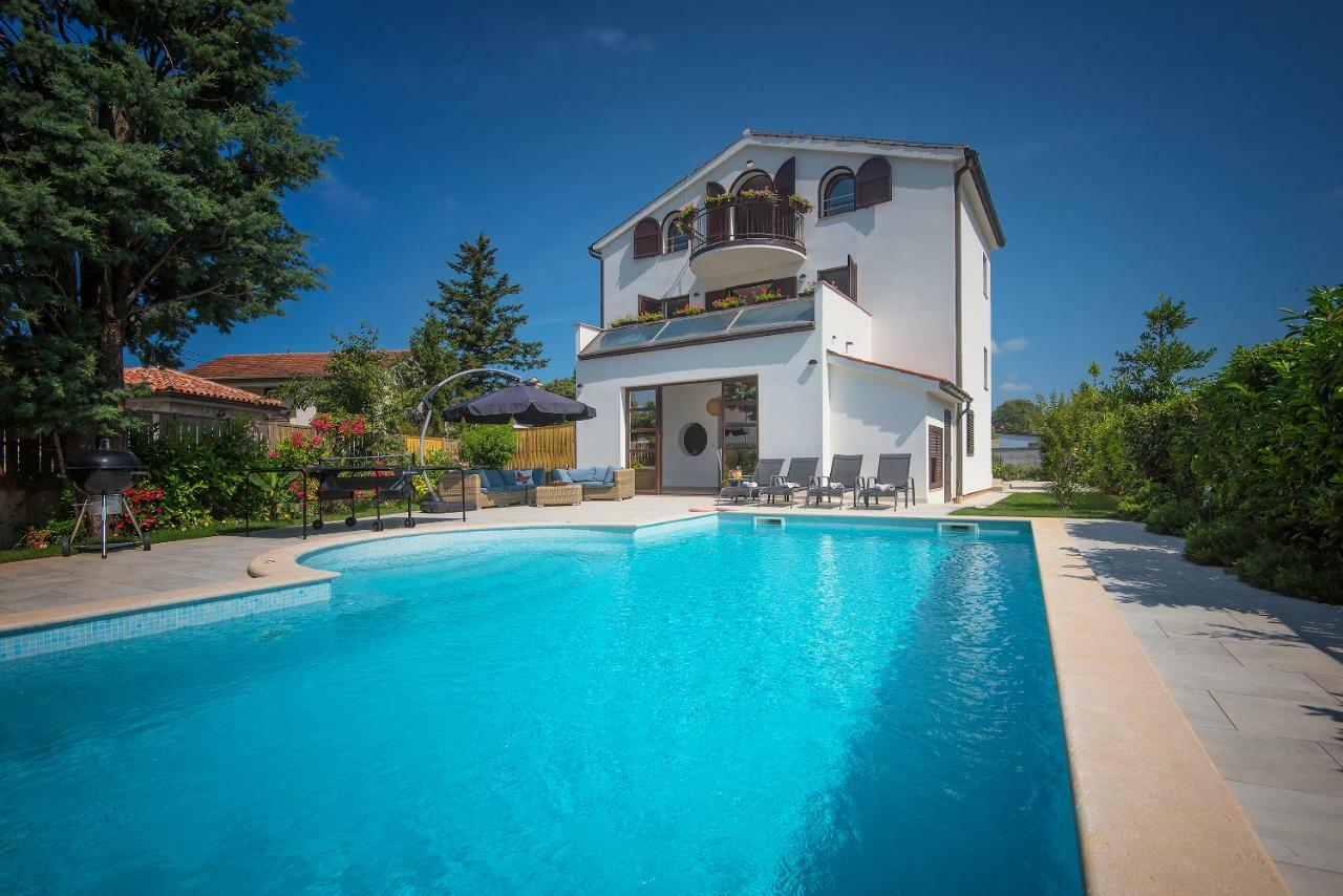 Villa Andrija Family Dream With Heated Pool At The Sea With Beautiful Garden, Outside Cinema And Kids Playground Fažana Екстериор снимка
