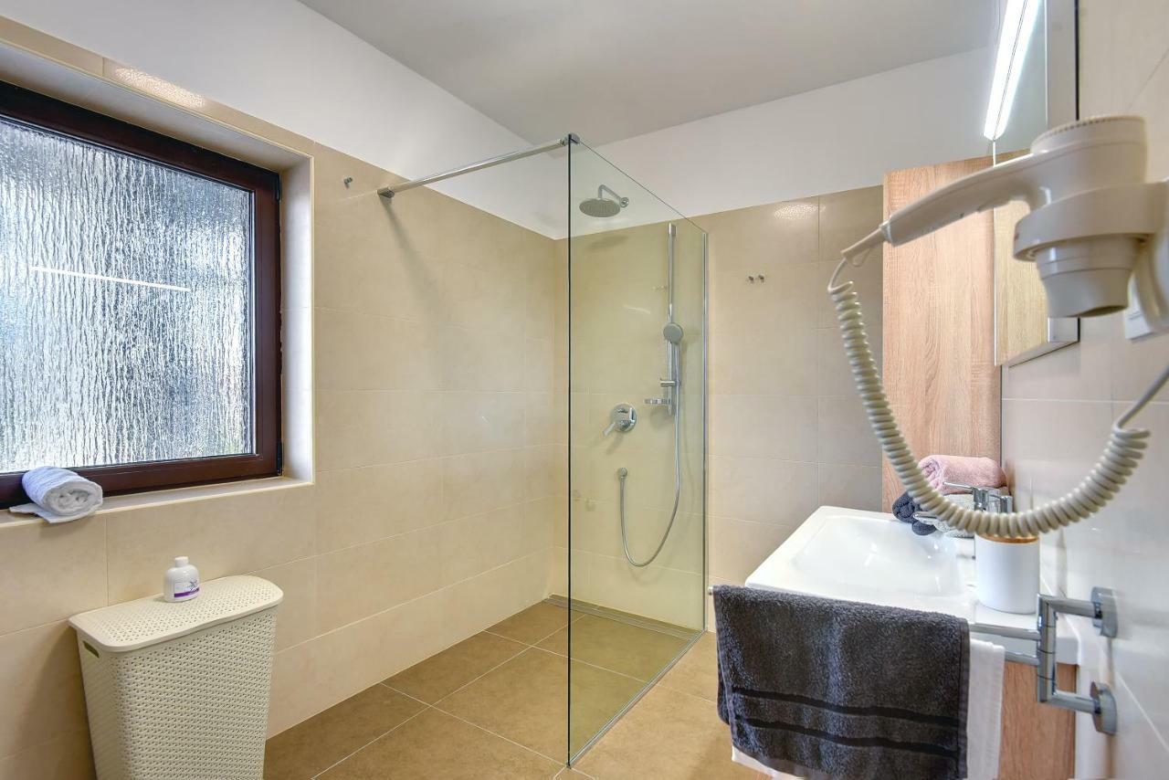 Villa Andrija Family Dream With Heated Pool At The Sea With Beautiful Garden, Outside Cinema And Kids Playground Fažana Екстериор снимка