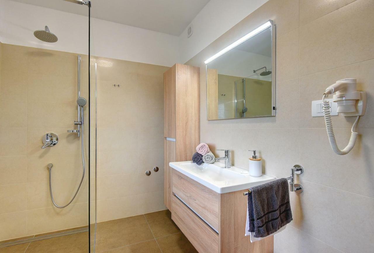 Villa Andrija Family Dream With Heated Pool At The Sea With Beautiful Garden, Outside Cinema And Kids Playground Fažana Екстериор снимка